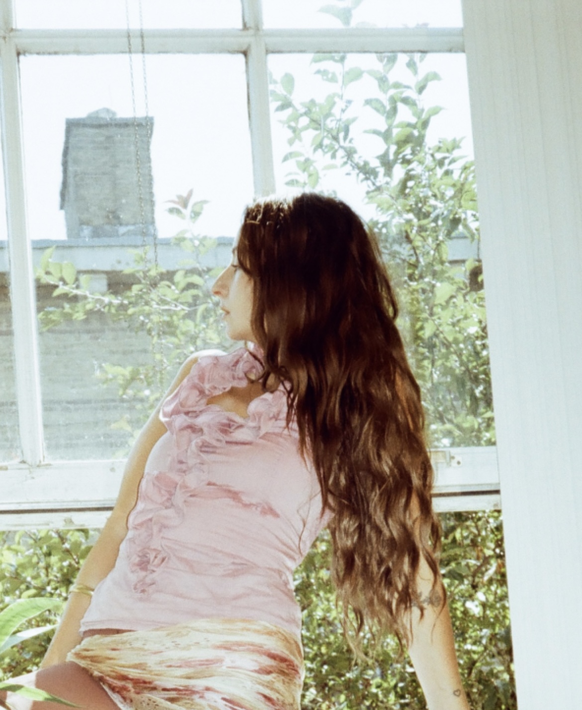 landingpagelisabonde Lisa Bonde sitting by a window